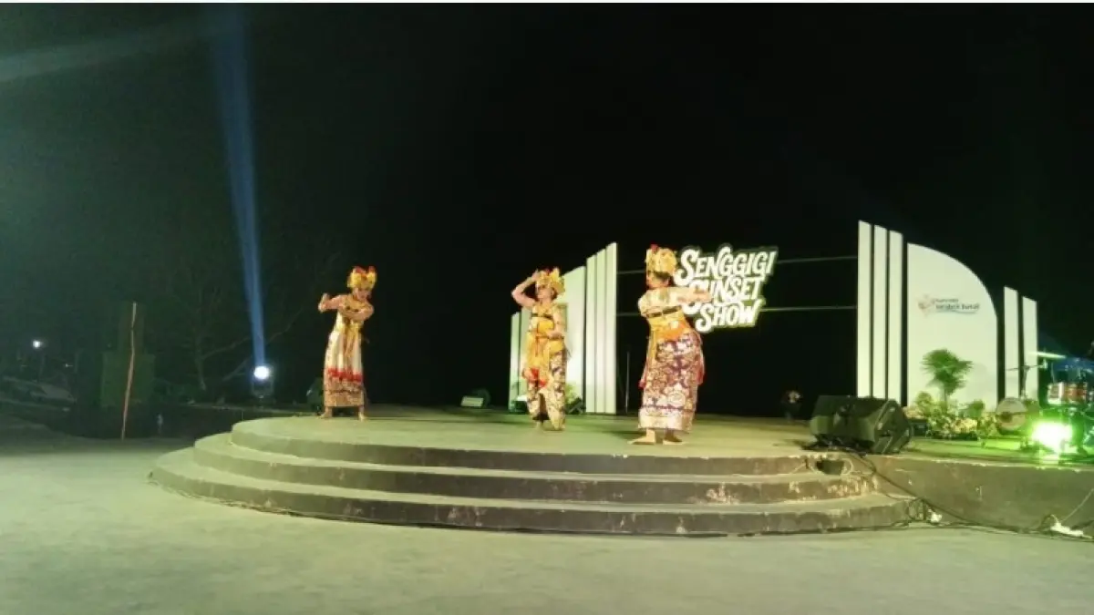 PARIWISATA: Beberapa penampilan untuk meramaikan kawasan pariwisata Senggigi di Amphitheater Pasar Seni Senggigi, Sabtu (5/9). (NURUL/LOMBOK POST)