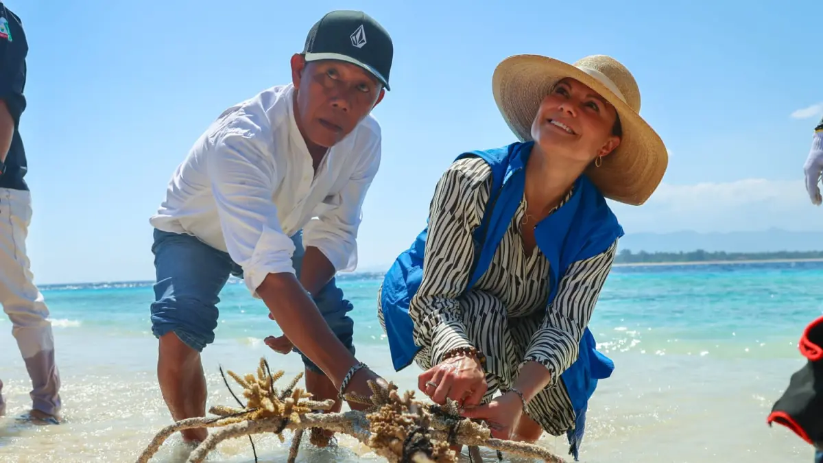 PEDULI EKOSISTEM LAUT: Putri Mahkota Swedia Victoria menanam terumbu karang di pesisir Gili Meno, Minggu (6/9).