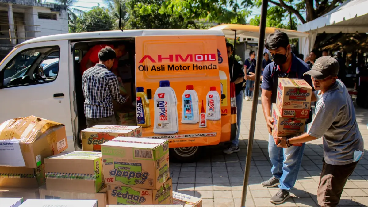 Peduli sesama : Bantuan dari Astra Motor NTB kepada msyarakat Desa Adat Sade