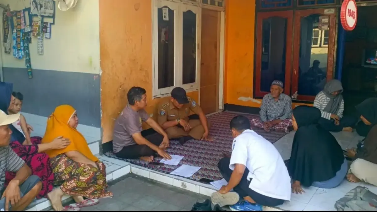 Petugas Perlinsos tengah melakukan pendataan di Kelurahan Mandalika, beberapa waktu lalu.