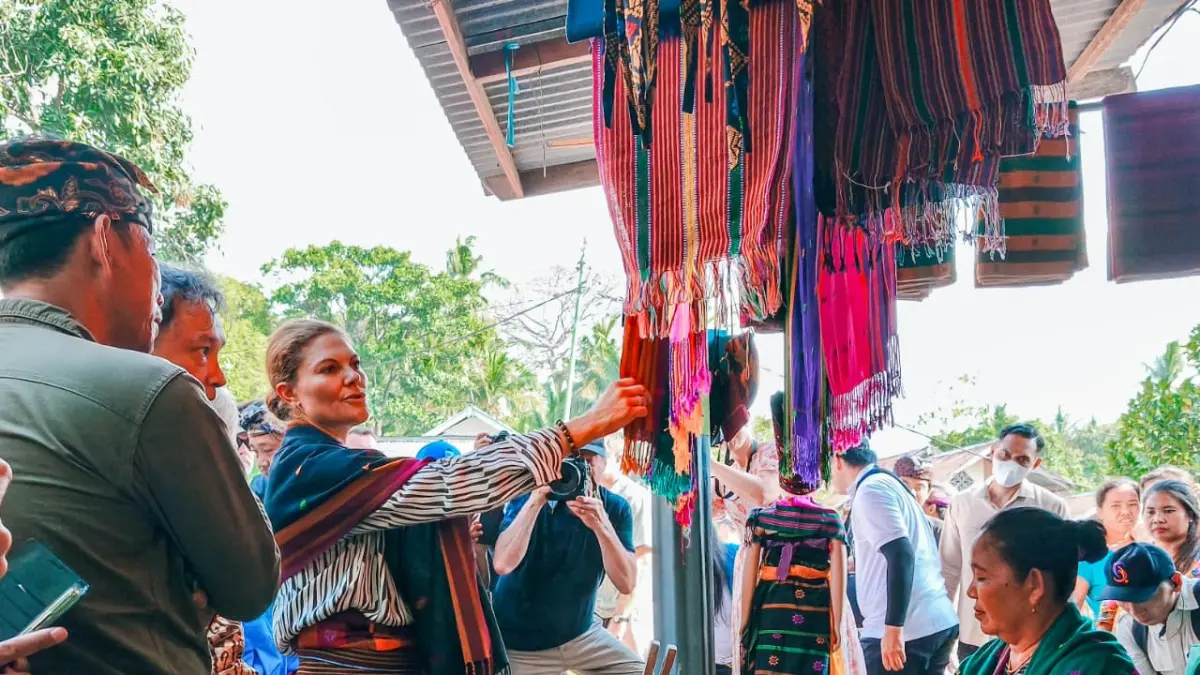PUJI KEARIFAN ADAT: Putri Mahkota Swedia Victoria melihat hasil kerajinan tenun masyarakat adat Bayan.