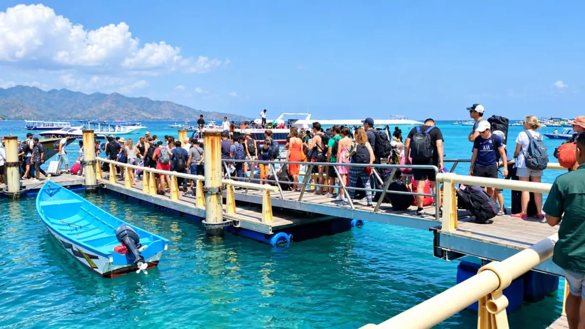 Ratusan wisatawan mancanegara saat meninggalkan Gili Trawangan. Beberapa hari terakhir pengusaha hotel mengaku banyak wisatawan yang check out lebih awal karena krisis air bersih di destinasi wisata andalan NTB tersebut.&nbsp;