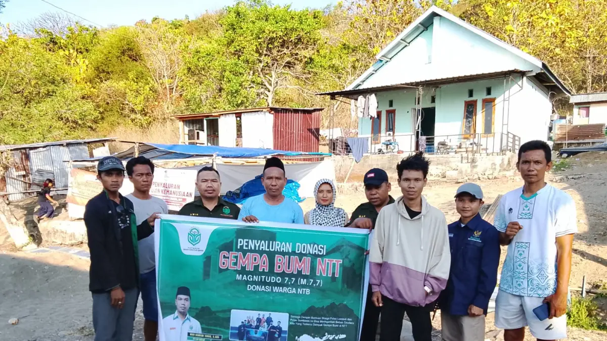 SALURKAN: Ketua bersama anggotaYayasan Rinjani Nusantara Lombok (YRNL) saat menyerahkan bantuan kemanusiaan kepda korban gempa NTT. 
