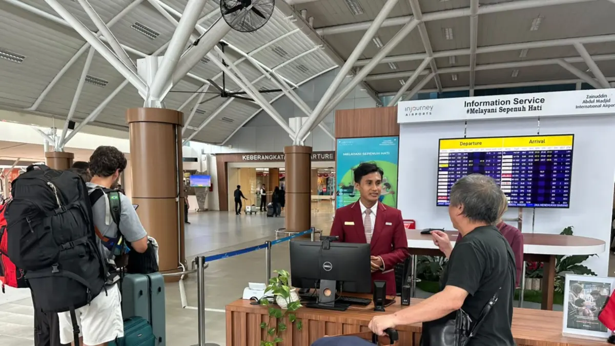 Sejumlah penumpang pesawat menanyakan informasi terbaru bandara kepada petugas terkait jadwal penerbangan di BIZAM Lombok, Lombok Tengah, Minggu (6/9). Erupsi Anak Gunung Krakatau mengakibatkan penutupan sementara Bandara Internasional Soekarno-Hatta.