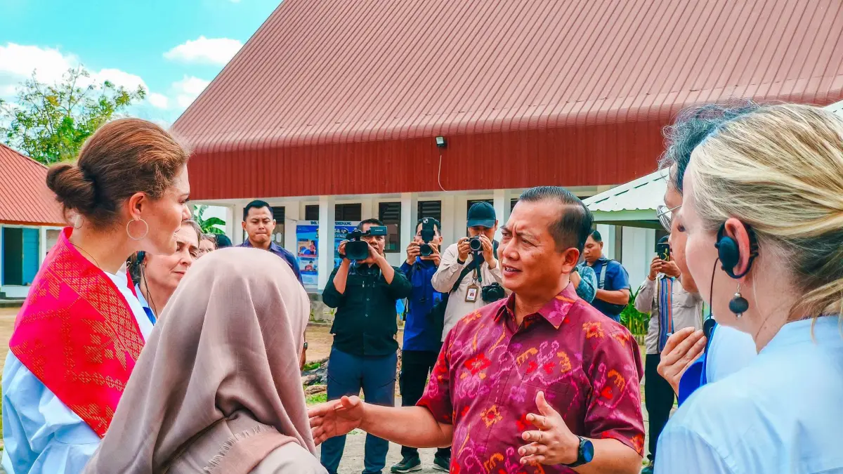 BANGUN DIPLOMASI: Gubernur NTB Lalu Muhamad Iqbal (tengah) menjelaskan kondisi pendidikan dan kesehatan NTB, kepada Putri Mahkota Swedia Victoria Ingrid Alice Desiree, saat meninjau SMKN 1 Pemenang, Lombok Utara, Sabtu (5/9). (DISKOMINFOTIK NTB FOR LOMBOK POST)