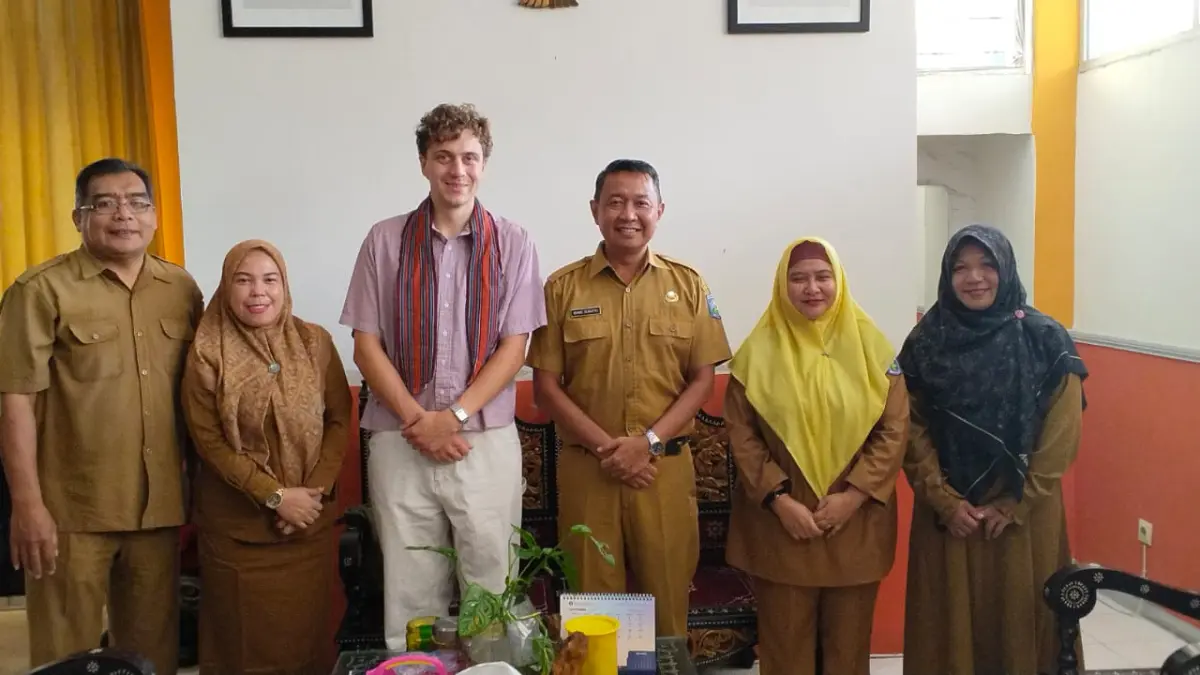 BERKUNJUNG: Sekretaris Dikpora NTB Bowo Soesatyo (tiga dari kanan), Kepala SMAN 3 Mataram Yuspita Martiningrum (dua dari kanan), dan  Maxmillian Joas mahasiswa asal Jerman yang menjalani PPL di SMAN berkunjung ke Dikpora NTB, Senin (7/9).


