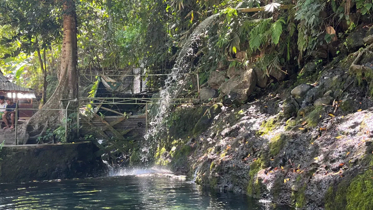 BERWISATA: Pengunjung menikmati kesegaran air kolam di Gua Kopong, Masbagik, Lombok Timur.