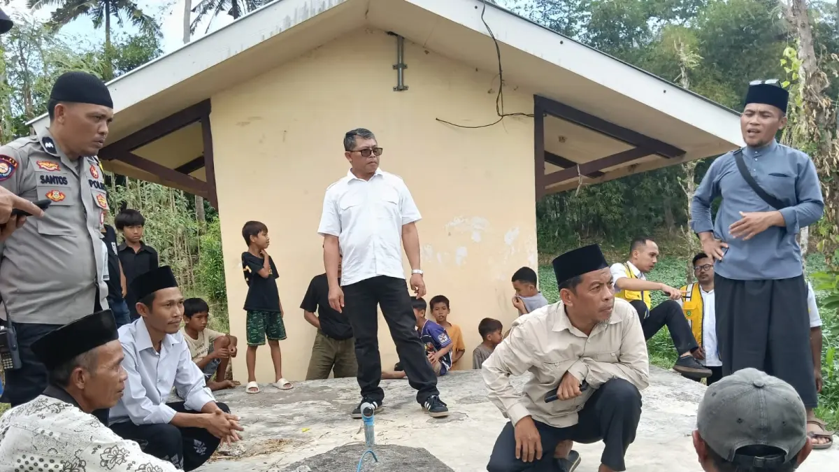 CEK KRISIS AIR BERSIH: Anggota Komisi V DPR RI Abdul Hadi saat turun mengecek kondisi krisis air bersih di wilayah Kuripan, Lombok Barat belum lama ini.&nbsp;