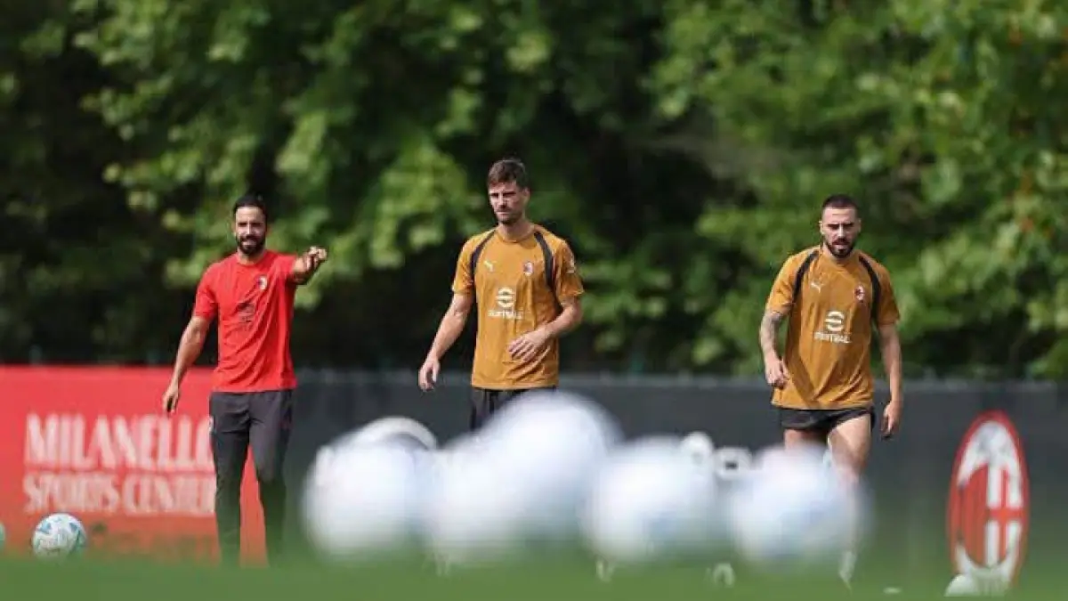 DAPAT ARAHAN: Dua bek AC Milan, Mario Gila dan Matteo Gabbia mendengar instruksi pelatih Ruben Amorim. (Istimewa) 