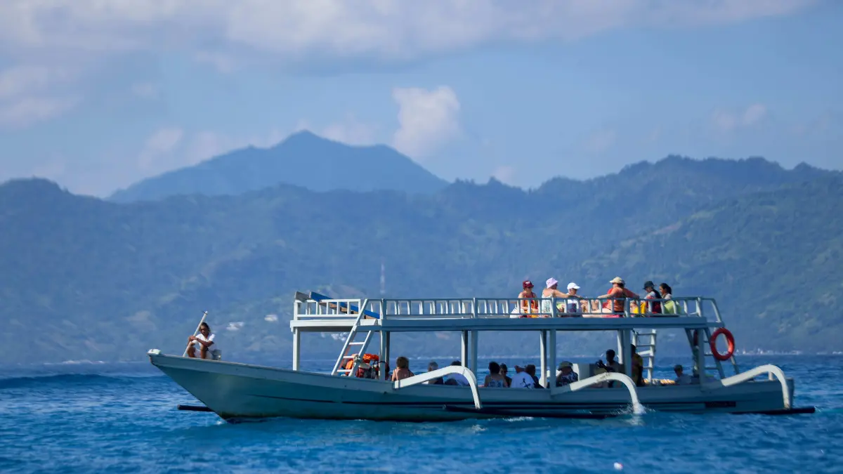 DESTINASI UNGGULAN: Wisatawan menikmati perjalanan di perairan Tiga Gili, Lombok Utara, beberapa waktu lalu. (IVAN/LOMBOK POST)