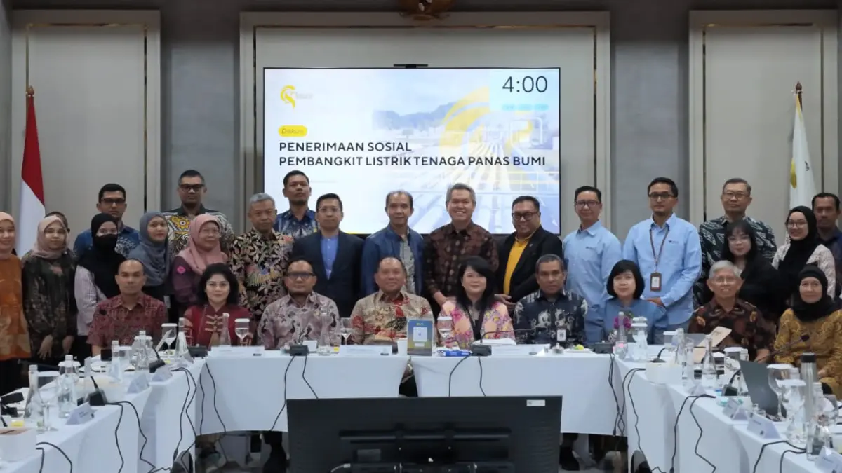 Foto bersama para peserta Diskusi Penerimaan Sosial Panas Bumi Nusa Tenggara Timur yang diselenggarakan Purnomo Yusgiantoro Center (PYC) di Jakarta, Jumat (4/9).