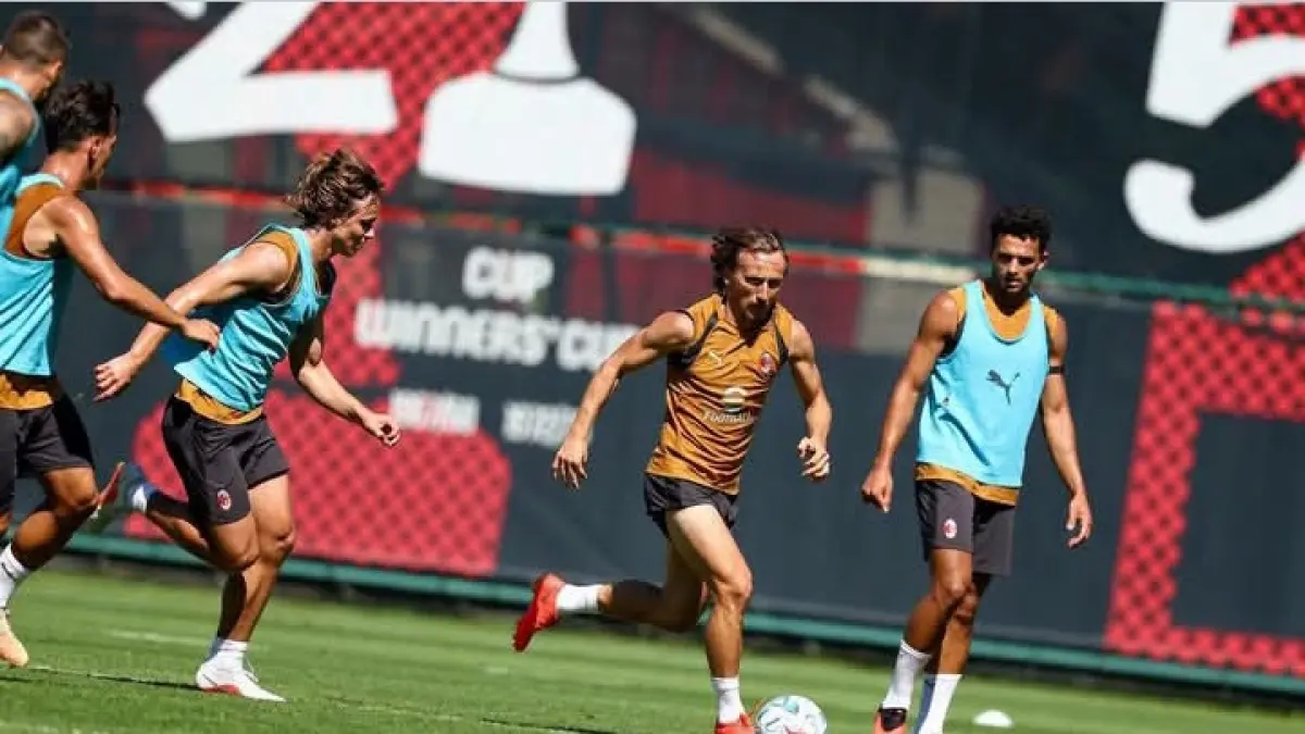 KERJA KERAS: Luka Modric menggiring bola dalam salah satu sesi latihan AC Milan. (Istimewa) 