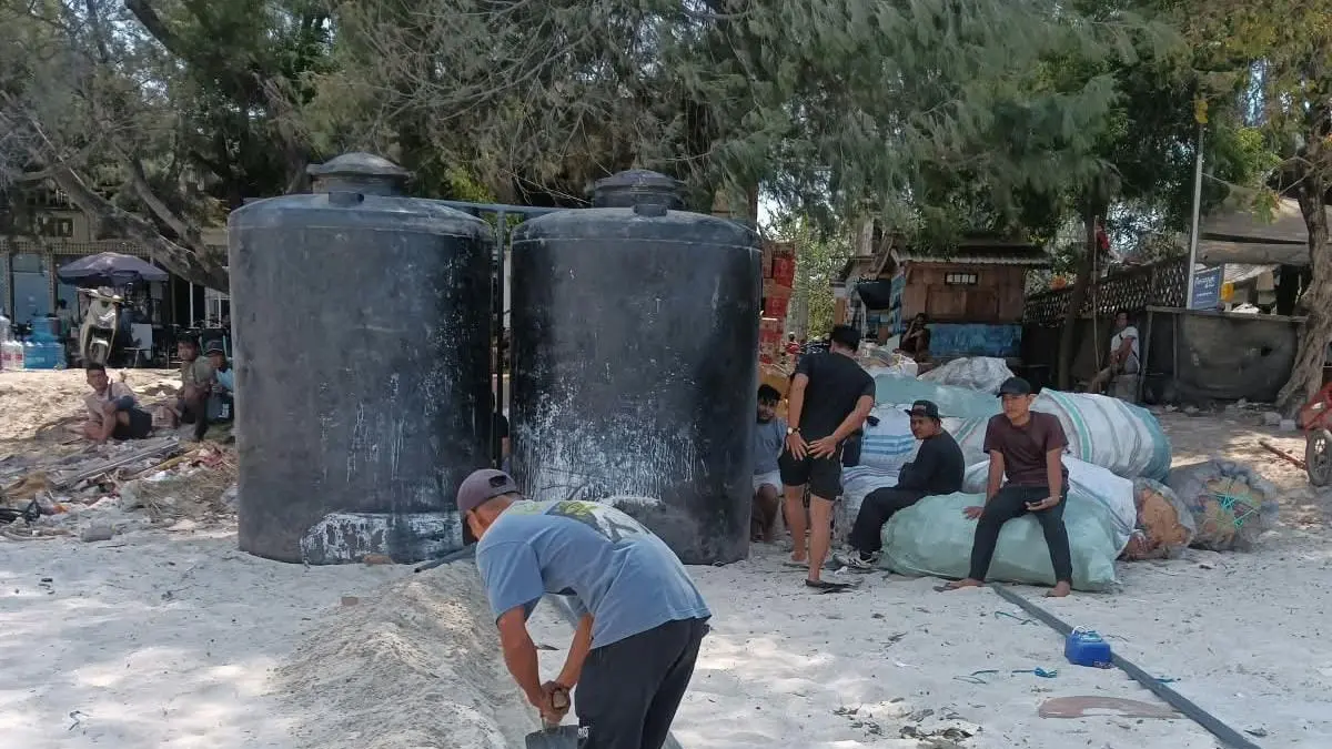 LANGKAH DARURAT; Pemda KLU menyebut sudah mulai dropping air untuk memenuhi kebutuhan air bersih di Gili Trawangan.