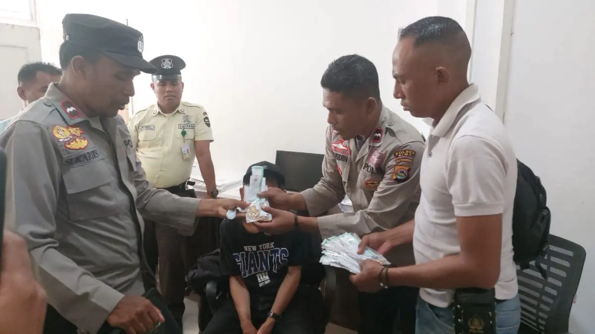 Pelaku FF diamankan saat di Polsek Bolo, Senin (7/9).