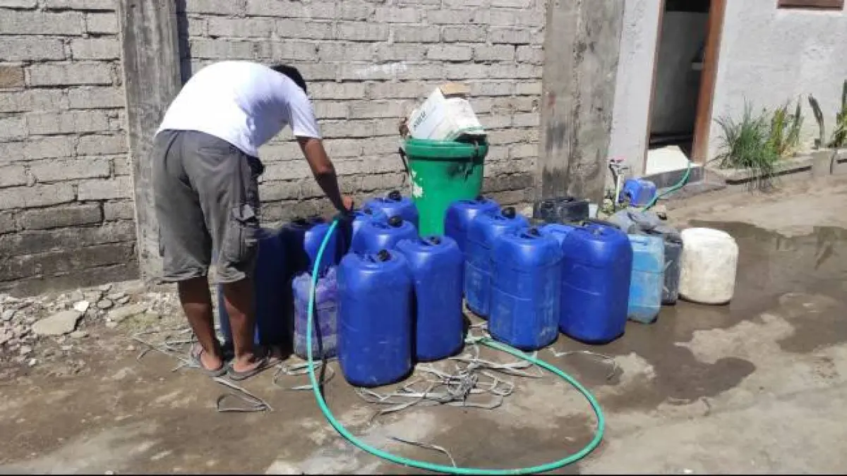 SANGAT BUTUH: Pemandangan aktivitas harian warga Gili, saat menampung pasokan air bersih ke dalam belasan jeriken, beberapa waktu lalu. (IST/LOMBOK POST)