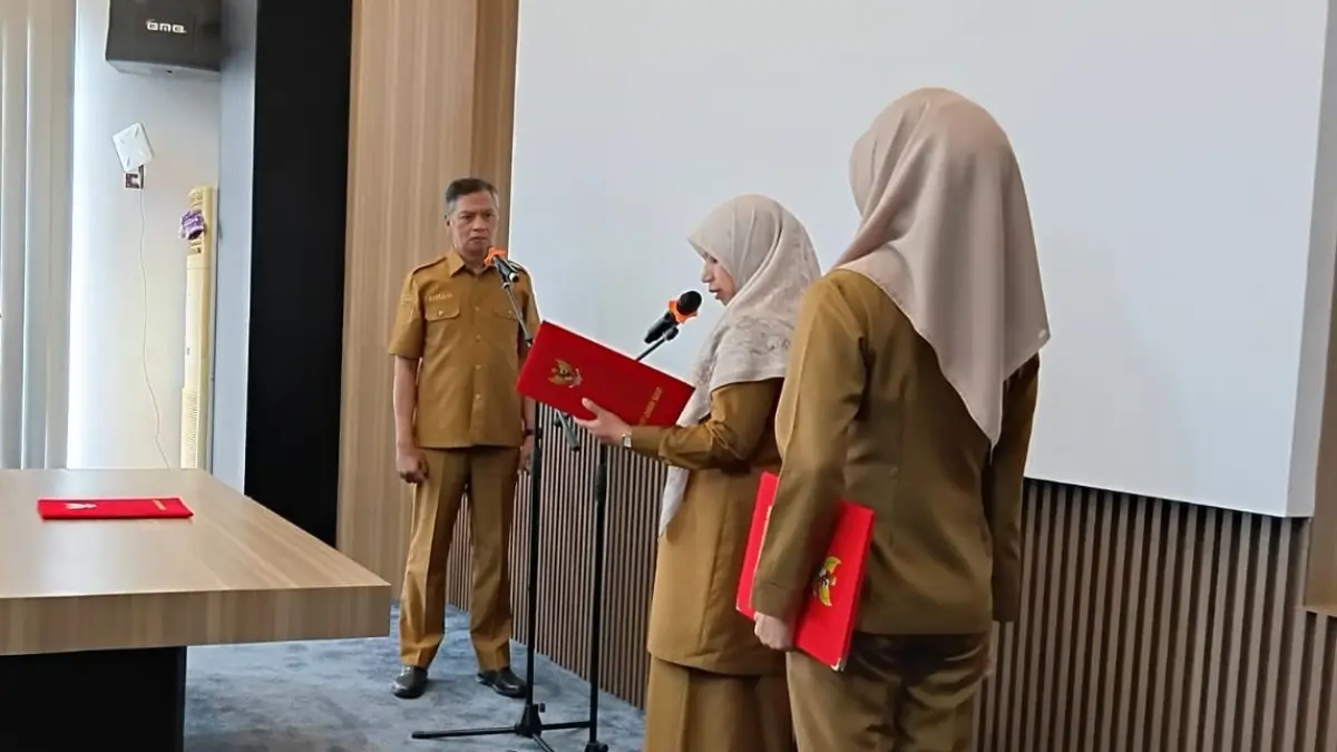SEKDA LOBAR: Wabup Lobar Nurul Adha saat melantik Pj Sekda Saepul Akhkam, Senin (7/9). (NURUL/LOMBOK POST)