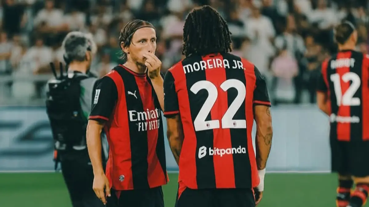 SENIOR: Diego Moreira dapat arahan dari Luka Modric, pemain tertua AC Milan. (Istimewa) 