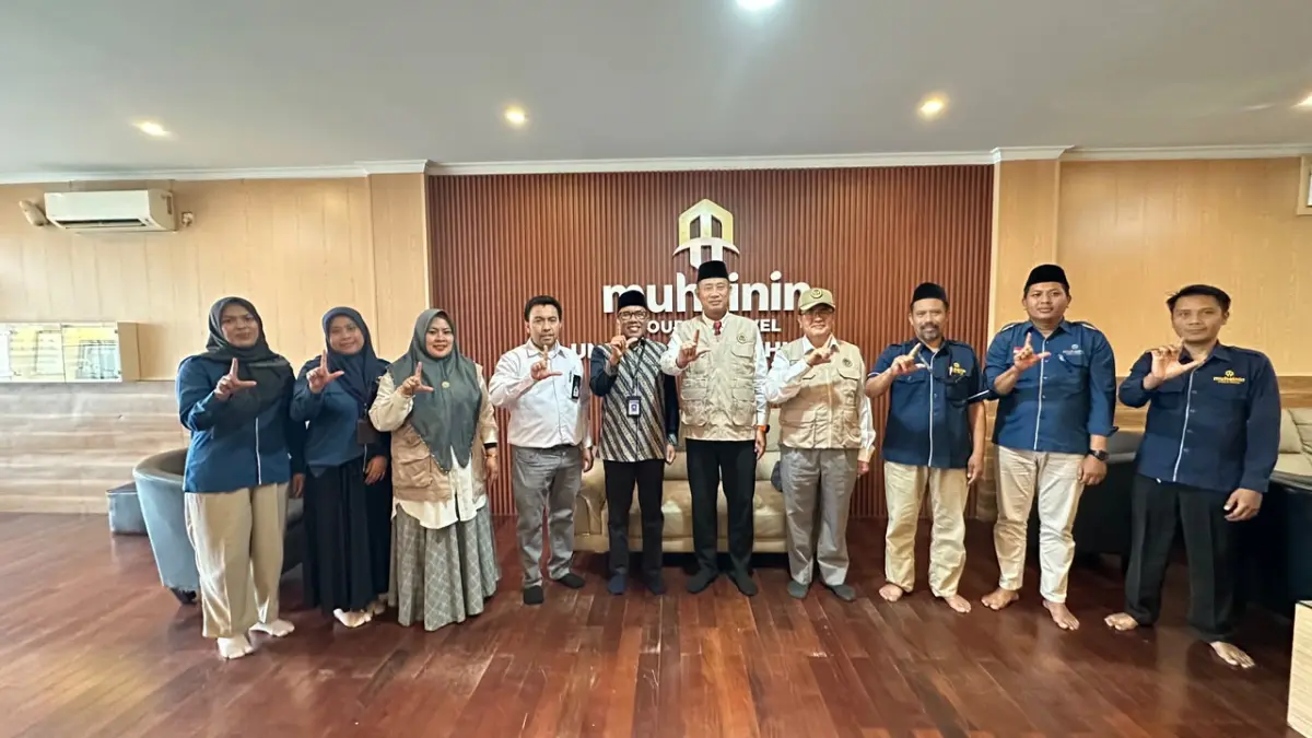 SINERGI PENGAWASAN: Direktur Bina Umrah dan Haji Khusus Kemenhaj RI H Akhmad Fauzin (lima dari kanan) bersama Direktur Muhsinin Tour and Travel H Ahmad Muharis dan jajaran usai peninjauan dan verifikasi layanan Haji Khusus.