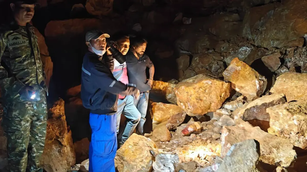 TELAN KORBAN JIWA: Petugas gabungan dan warga meninjau reruntuhan batu di dalam tambang rakyat, Kecamatan Lantung, Sumbawa, Minggu (6/9). (KOMINFOTIKSANDI PEMKAB SUMBAWA FOR LOMBOK POST)