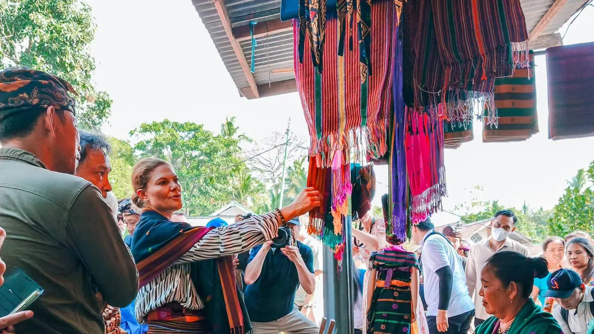 TERPUKAU: Putri Mahkota Swedia Victoria Ingrid Alice Desiree (tiga dari kiri) dalam kunjungan kerja di Desa Adat Karang Bajo, Lombok Utara, NTB, Minggu (6/9). (DISKOMINFOTIK NTB FOR LOMBOK POST)