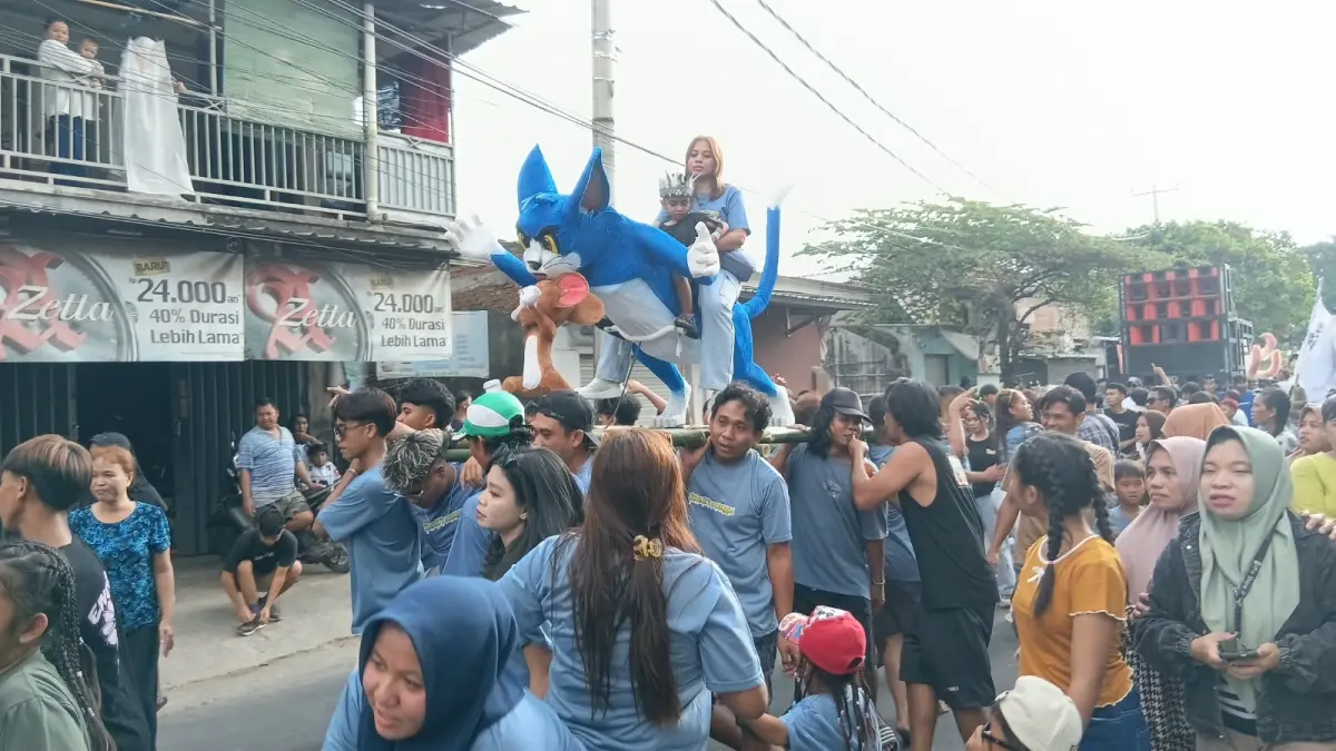 TRADISI: Inilah salah satu arak-arakan praje dalam kegiatan Gawe Gubuk Desa Peteluan Indah, Sabtu (5/9). (NURUL/LOMBOK POST)