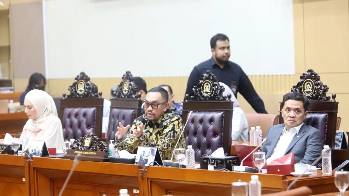Wakil Ketua Komisi III DPR RI Ahmad Sahroni (tengah). (Dery Ridwansah/JawaPos.com)
