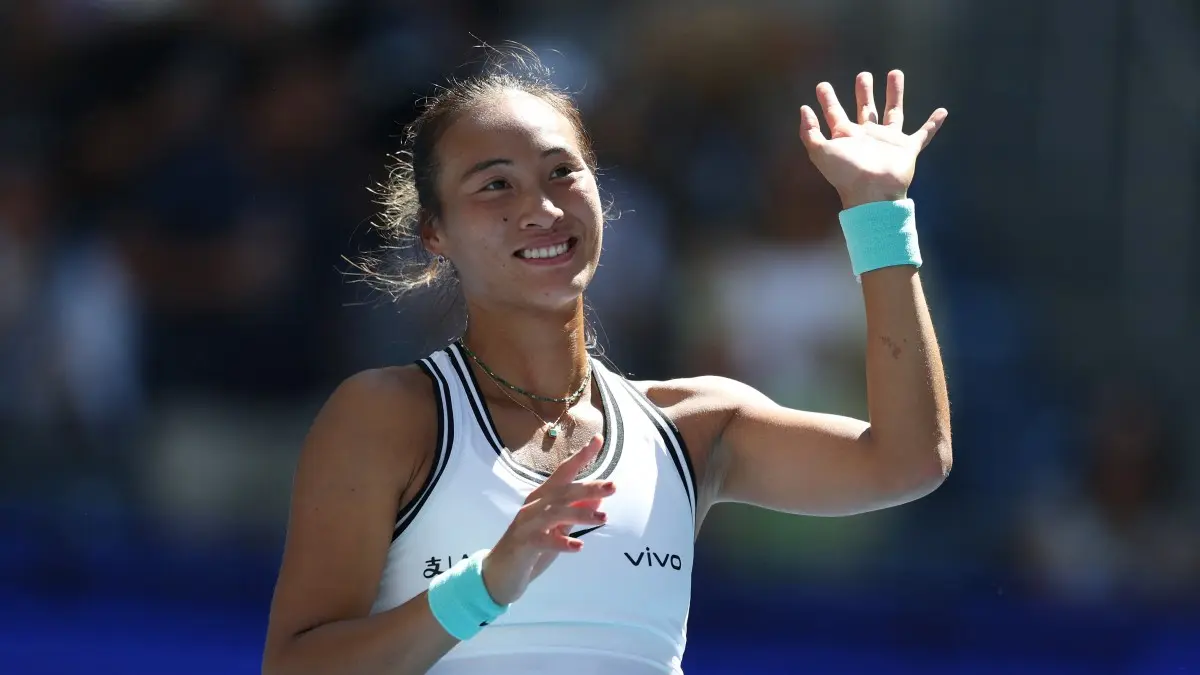 Zheng Qinwen bangkit dari 0-5 dan kalahkan Iga Swiatek di US Open 2026. Ia melaju ke perempat final setelah comeback dramatis. (Getty Images via AFP)