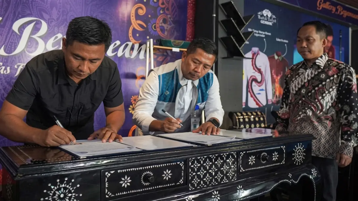 TANDA TANGAN KERJA SAMA: Proses penandatanganan Perjanjian Kerja Sama (PKS) antara Lapas Kelas IIA Lombok Barat dan UPTD Balai Kemasan, Promosi, Pemasaran dan Ekonomi Kreatif Daerah (BKP3D) Disperindag NTB untuk pemasaran produk warga binaan lapas. (IST/LOMBOK POST)