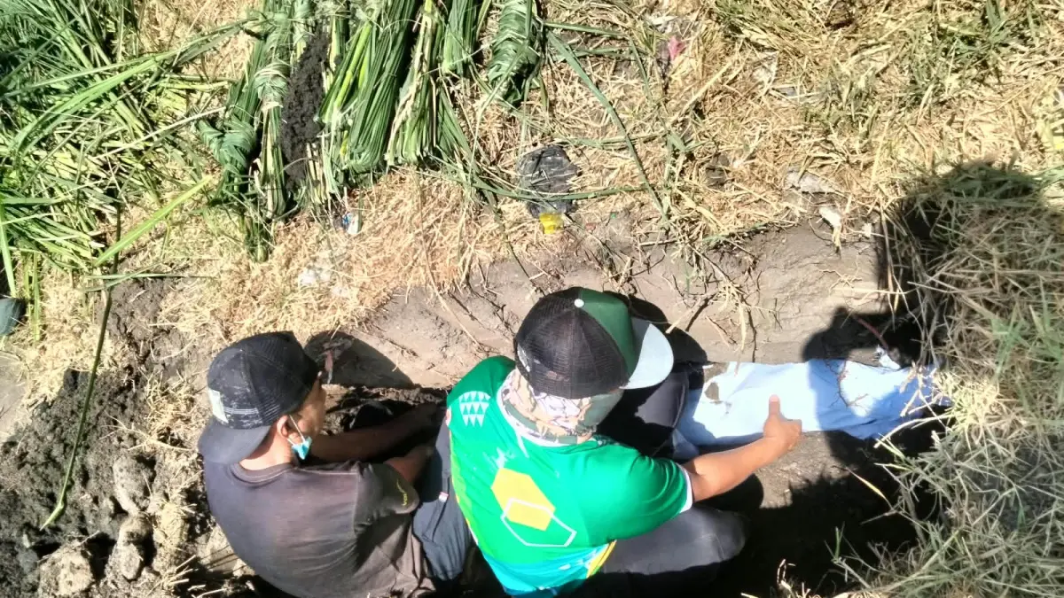 DIMAKAMKAN: Jajaran Polsek Lingsar, bersama Polresta Mataram, dan Polda NTB memakamkan tengkorak ditemukan di Argapura, Desa Batu Mekar, Kecamatan Lingsar. Tengkorak tanpa identitas tersebut dimakamkan di Tanjung Karang, Sekarbela, Mataram, Selasa (8/9). (Polsek Lingsar For Lombok Post)