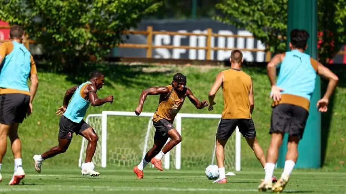 ADU SKILL: Sesi latihan skuad AC Milan, tampak Samuel Chukwueze menggiring bola. (Istimewa) 