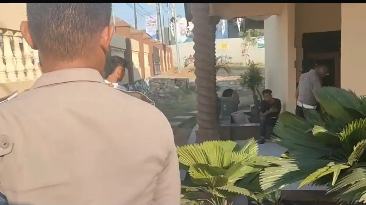 Anggota Satlantas Polres Bima Kota mengamankan pengendara yang ditemukan membawa ratusan butir ekstasi, Rabu (9/9).