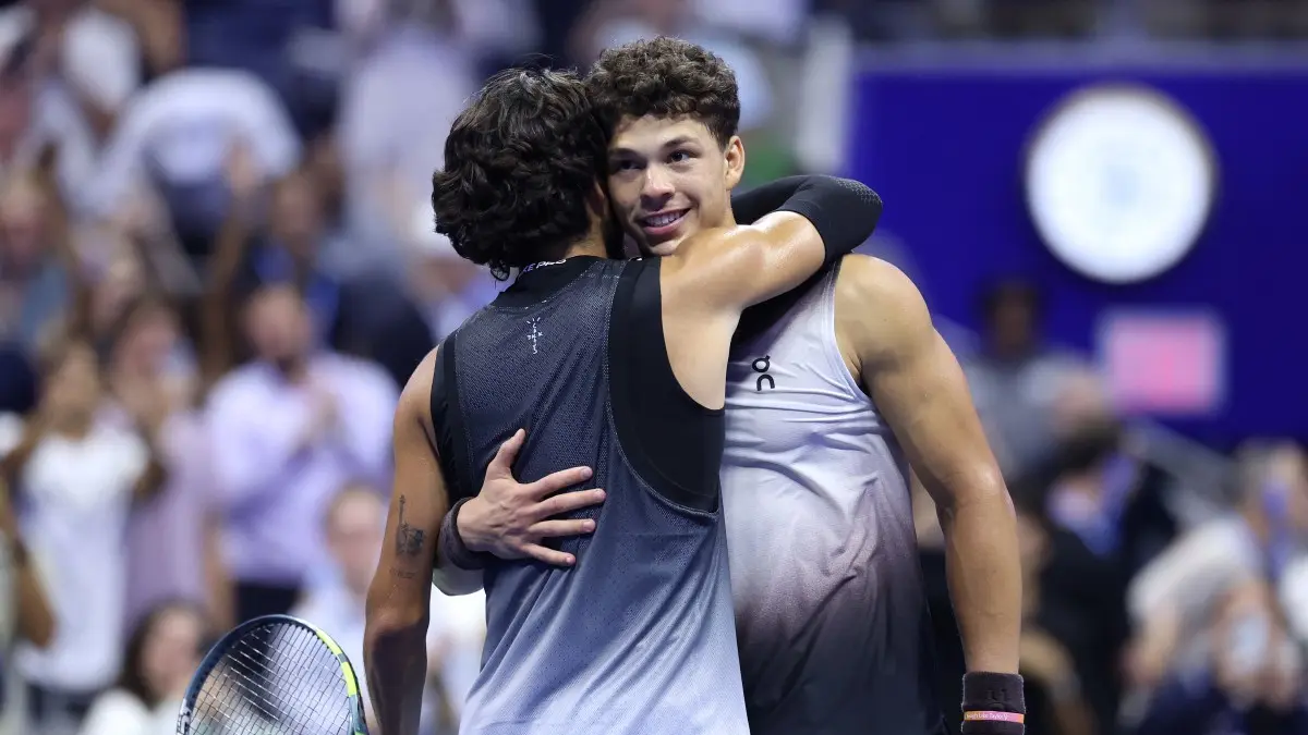 Ben Shelton mengalahkan Carlos Alcaraz dalam duel 4 jam 28 menit yang berakhir pukul 03.33 dan menjadi laga paling larut di US Open 2026. (Getty Images via AFP)