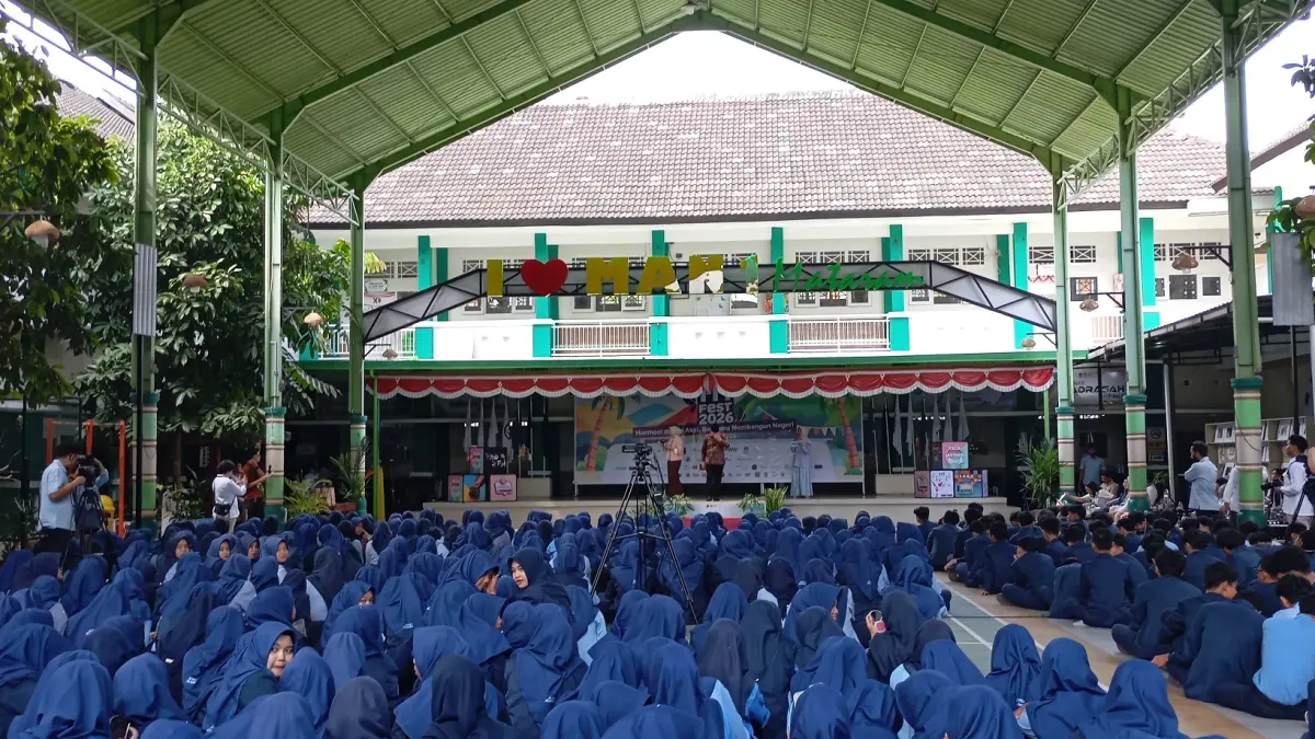 BERIKAN MOTIVASI: Kabid Madrasah Kanwil Kemenag NTB Nasrullah (pakai peci/depan) memberikan motivasi kepada siswa untuk melanjutkan ke jenjang S2, S3, bahkan profesor dalam kegiatan RRI Fest di MAN 1 Mataram, Rabu (9/9).

