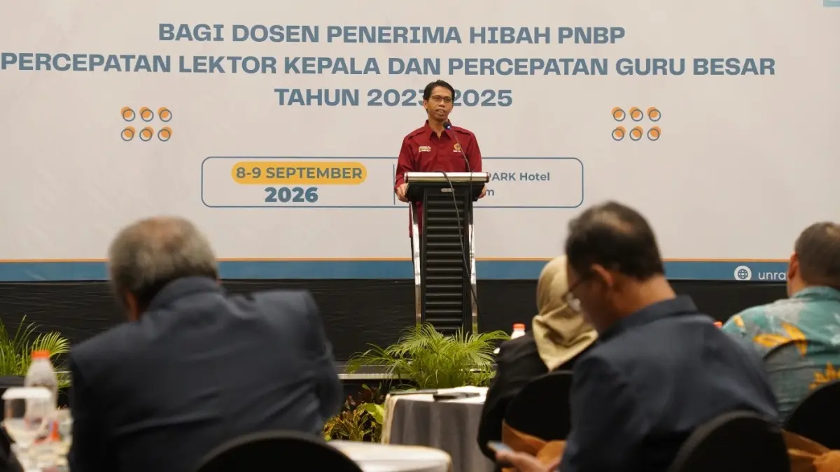 CALON PROFESOR: Rektor Unram Prof Sukardi (podium) pada kegiatan Karantina Penulisan dan Publikasi Artikel Ilmiah Hibah Percepatan Lektor Kepala dan Guru Besar Tahun 2023-2025 di Prime Park Hotel Mataram, Selasa (8/9).