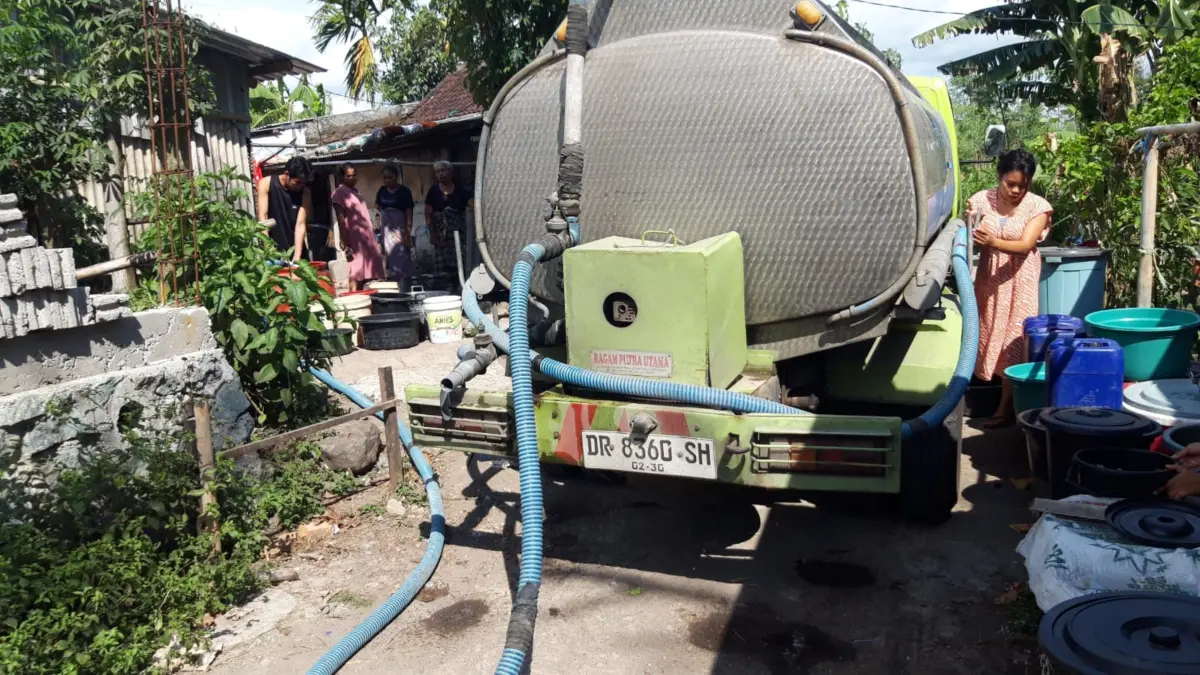 DEBIT AIR BAKU MENURUN: Mobil tangki Perumdam Tiara Loteng saat menyalurkan air bersih kepada pelanggan di Batukliang, Loteng, beberapa waktu lalu.