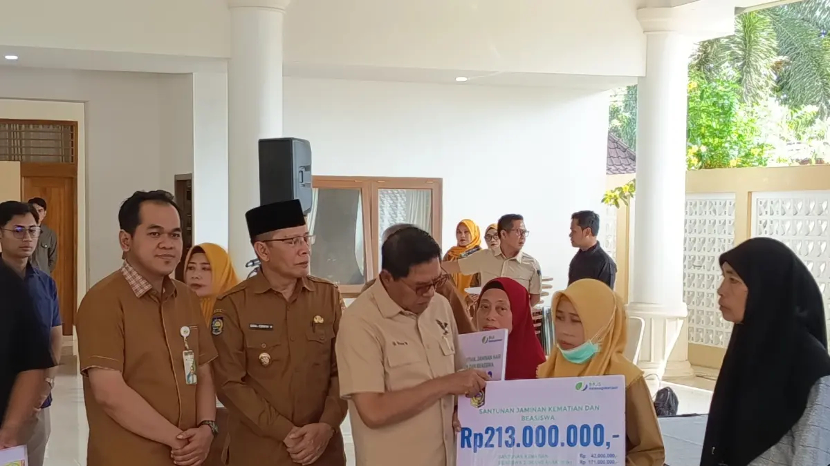 JAMINAN SOSIAL: Bupati Lombok Timur Haerul Warisin menyerahkan jaminan sosial terhadap ahli waris peserta BPJS Ketenagakerjaan yang meninggal dunia.
