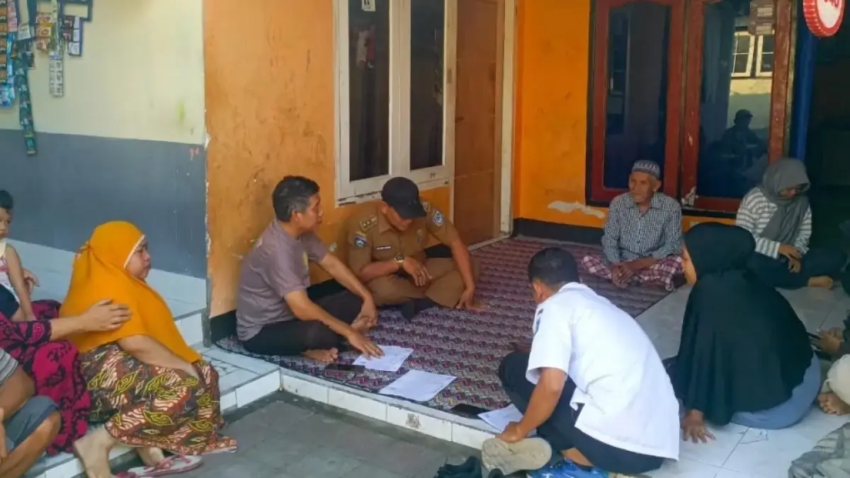 Petugas Perlinsos tengah melakukan pendataan di Kelurahan Mandalika, beberapa waktu lalu.