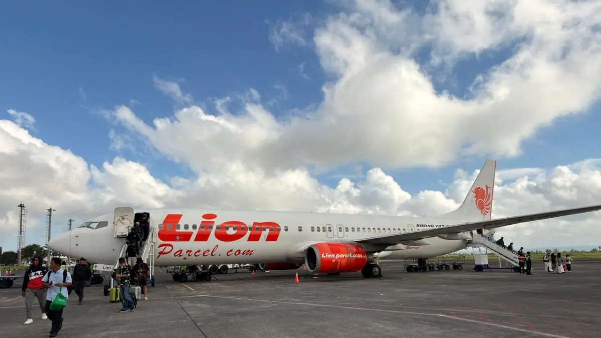 Sejumlah penumpang berjalan meninggalkan pesawat Lion Air, usai mendarat di Bandara Internasional Zainuddin Abdul Madjid (BIZAM), Lombok Tengah, beberapa waktu lalu. (YUYUN/LOMBOK POST)
