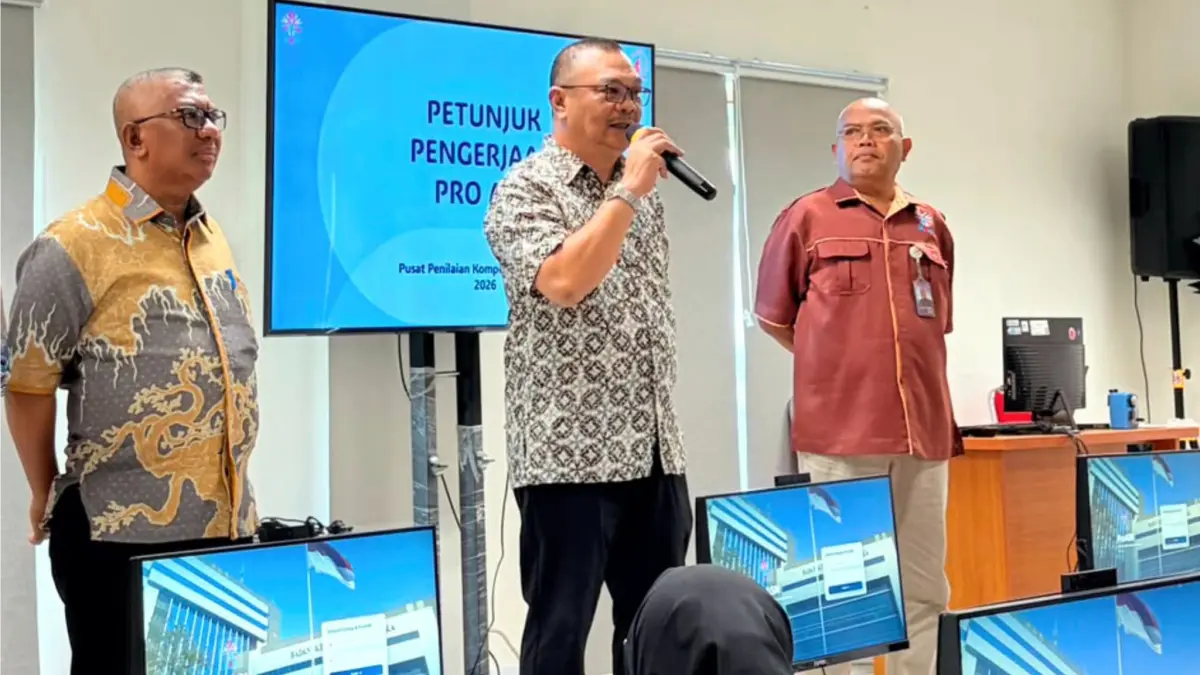 Sekda Bima Adel Linggi Ardi saat membuka dan memantau jalannya tahapan profiling di UPT BKN Mataram, Senin (7/9).