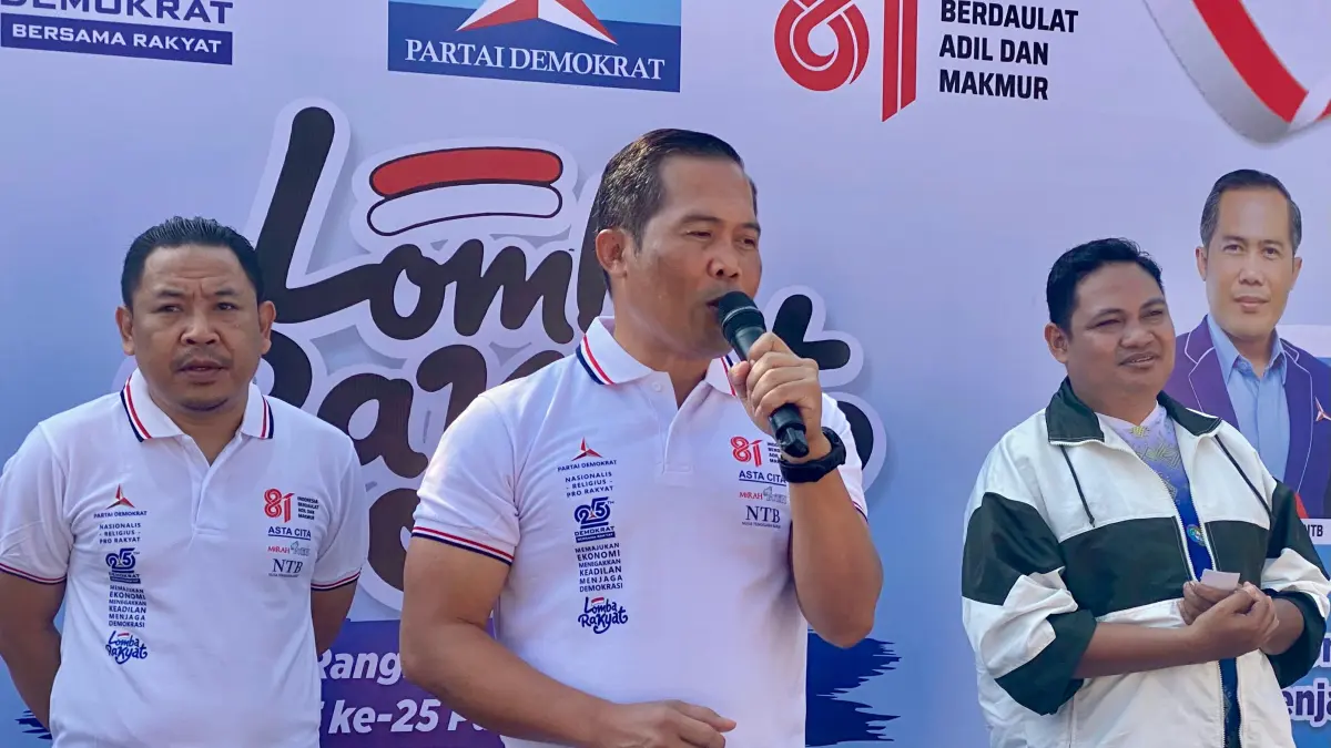 SIAP HADAPI MUSDA: Pelaksana Tugas (Plt) Ketua DPD Partai Demokrat NTB Si Made Rai Edi Astawa (tengah) bersama Sekretaris Andi Mardan (kiri) saat menghadiri acara rangkaian HUT Demokrat di Mataram belum lama ini.