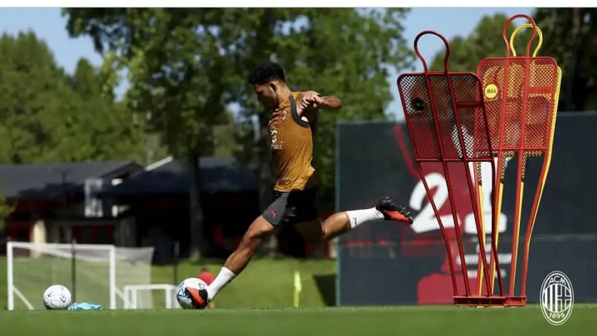 TENDANGAN BEBAS: Striker AC Milan Goncalo Ramos dalam sesi latihan klub. (Istimewa) 