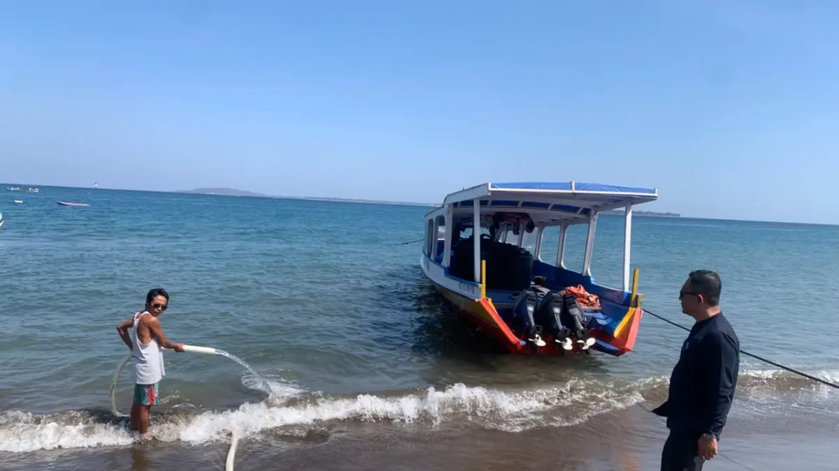 TIDAK MENCUKUPI: Kapal yang mengangkut tandon air hendak di bawa ke Gili Trawangan. Dropping air oleh pemerintah dinilai masih jauh dari kebutuhan.