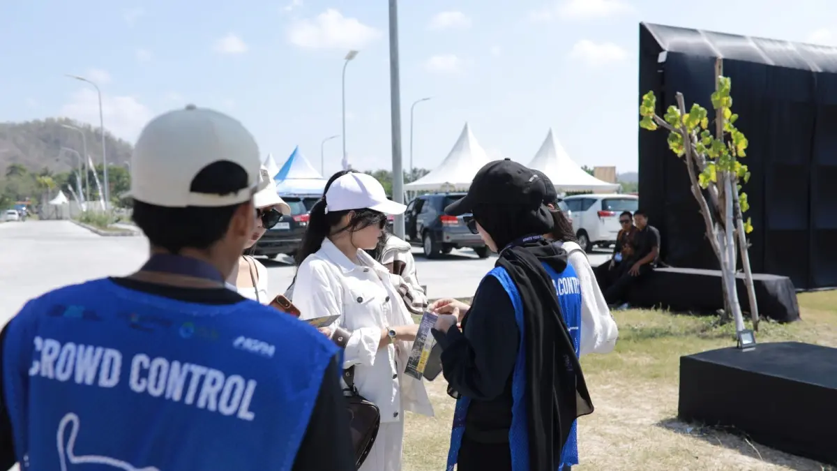 TIKETING: Seorang penonton menukarkan tiket MotoGP Mandalika pada volunteer di salah satu gate yang tersedia di Sirkuit Mandalika, tahun lalu. (DEWI/LOMBOK POST)