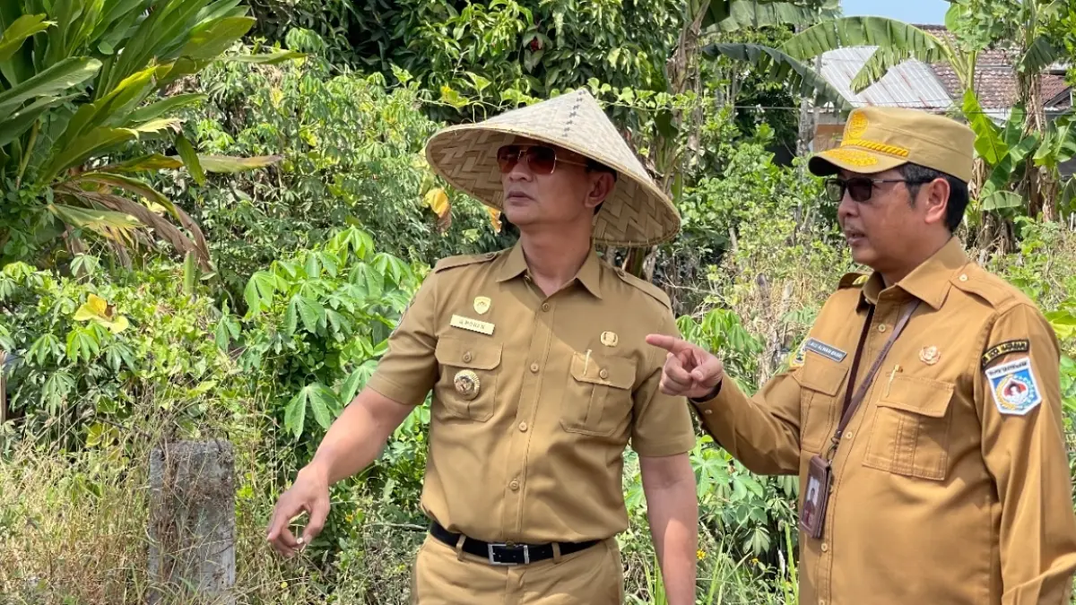 Wali Kota Mataram Mohan Roliskana bersama Sekda Kota Mataram Lalu Alwan Basri saat mengecek aset tak produktif di Pagutan Timur. 