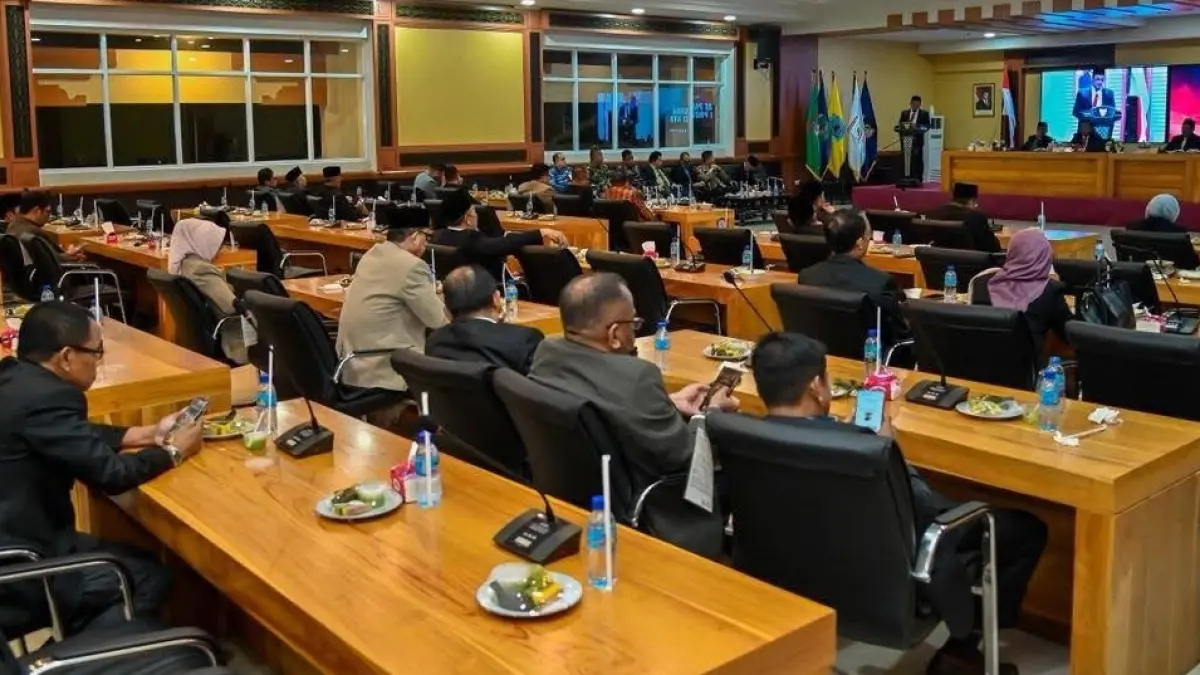 BAHAS BERSAMA: Suasana Rapat Paripurna DPRD NTB dengan agenda penyampaian laporan Badan Anggaran (Banggar) dan keputusan pimpinan DPRD terkait penyempurnaan Raperda di Kantor Gubernur NTB, beberapa waktu lalu. (BIRO UMUM DAN ADPIM SETDA NTB FOR LOMBOK POST)