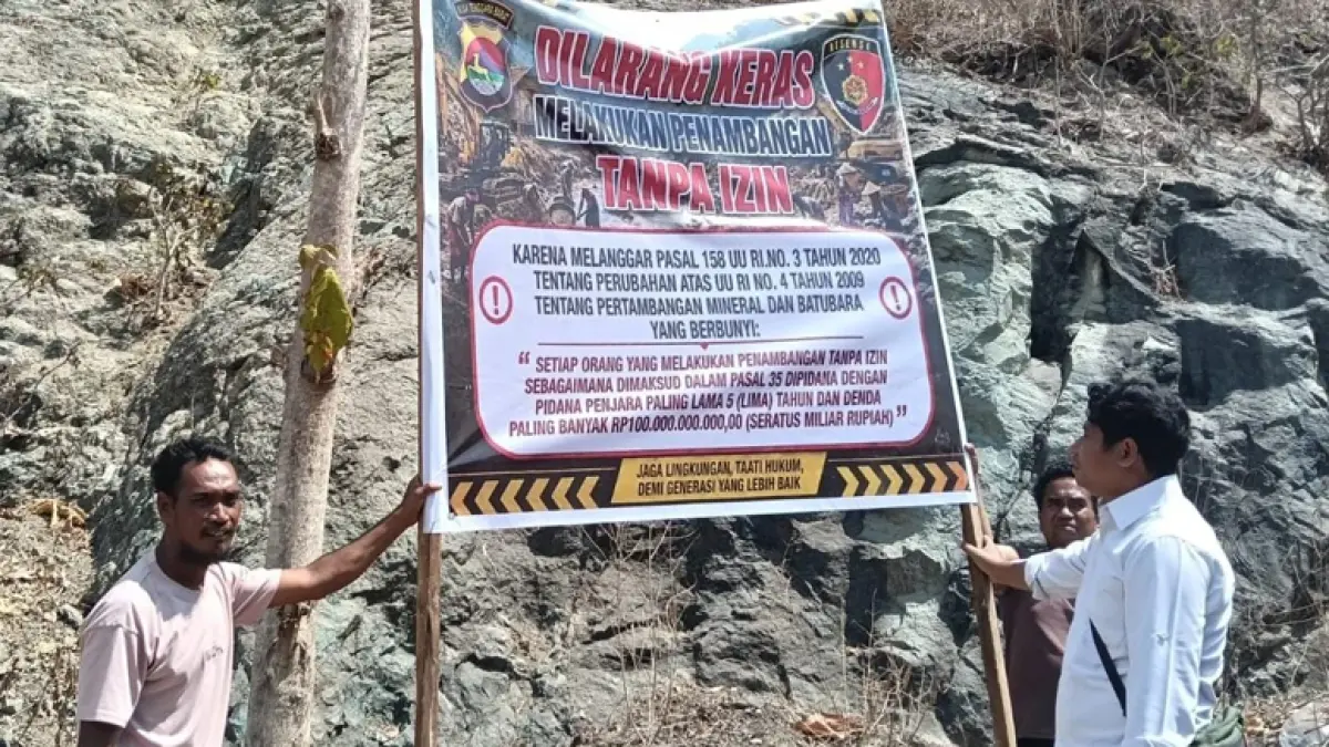 Anggota Satreskrim Polres Bima memasang imbauan di titik gajian C, Rabu (9/9).