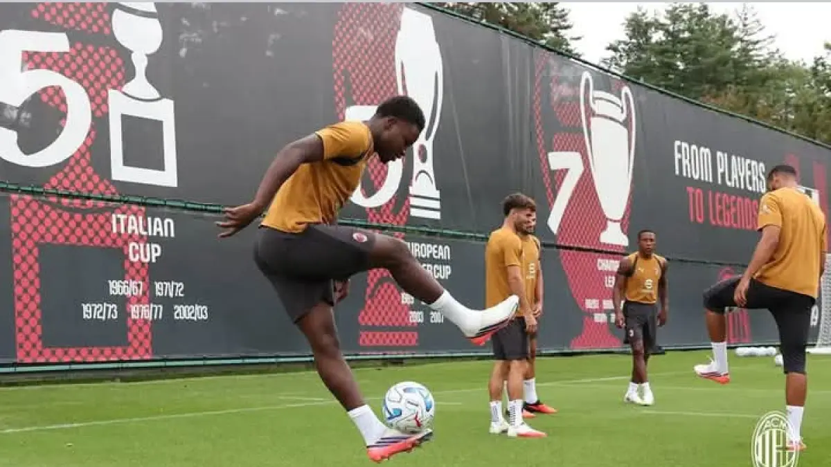 ASAH KEMAMPUAN: Para pemain AC Milan dalam salah satu sesi latihan klub. (Istimewa) 