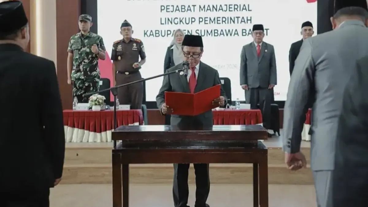 Bupati KSB Amar Nurmansyah saat melantik pejabat Pemda KSB, Rabu (9/9).