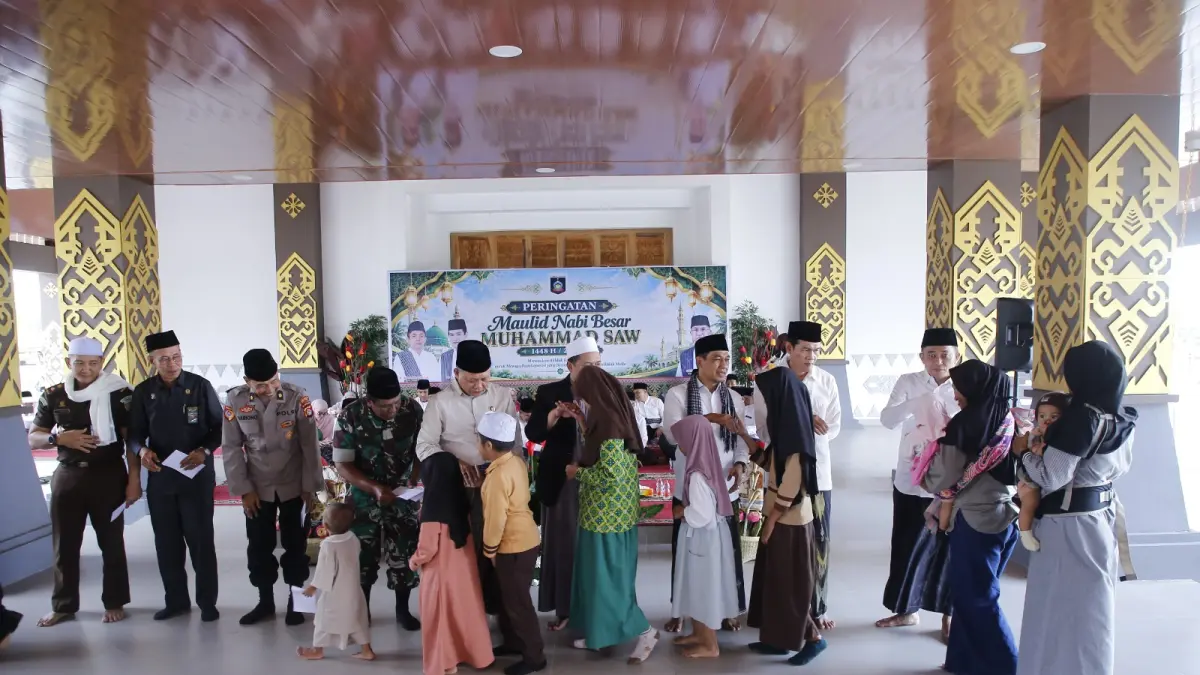 Bupati Loteng Lalu Pathul Bahri (tiga dari kanan) bersama jajaran Forkopimda menyantuni anak-anak yatim piatu pada peringatan Maulid Nabi Muhammad SAW, di Bencingah Agung, Loteng, Rabu (9/9).&nbsp;
