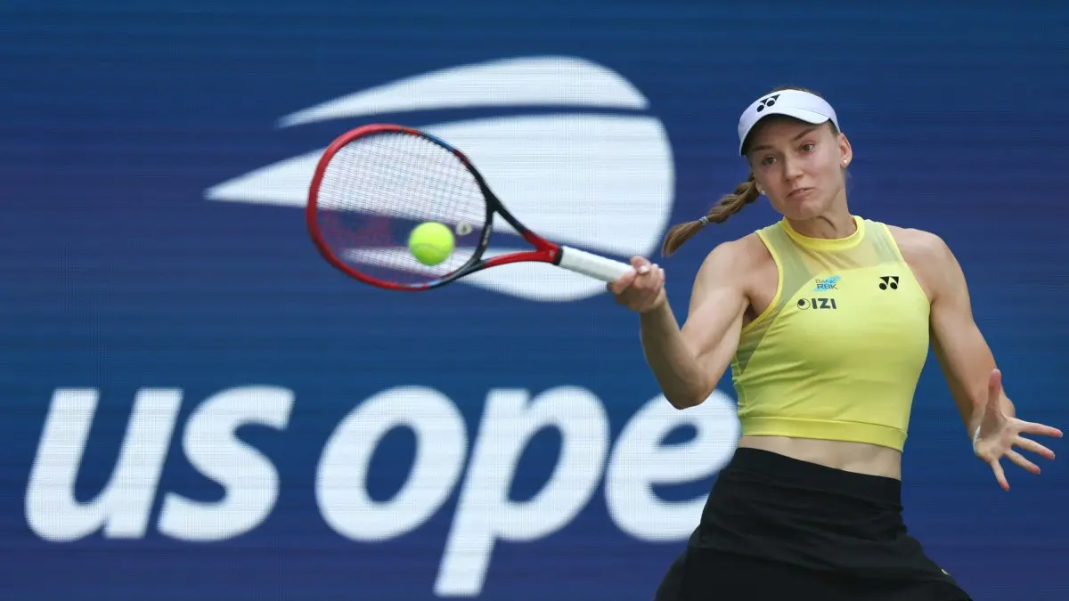Elena Rybakina kalahkan Zheng Qinwen di US Open 2026 dan pastikan diri jadi nomor satu dunia. Ia melaju ke semifinal untuk pertama kalinya! (Getty Images via AFP)